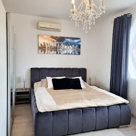 Spacious Near Hockey And Football Arena شقة